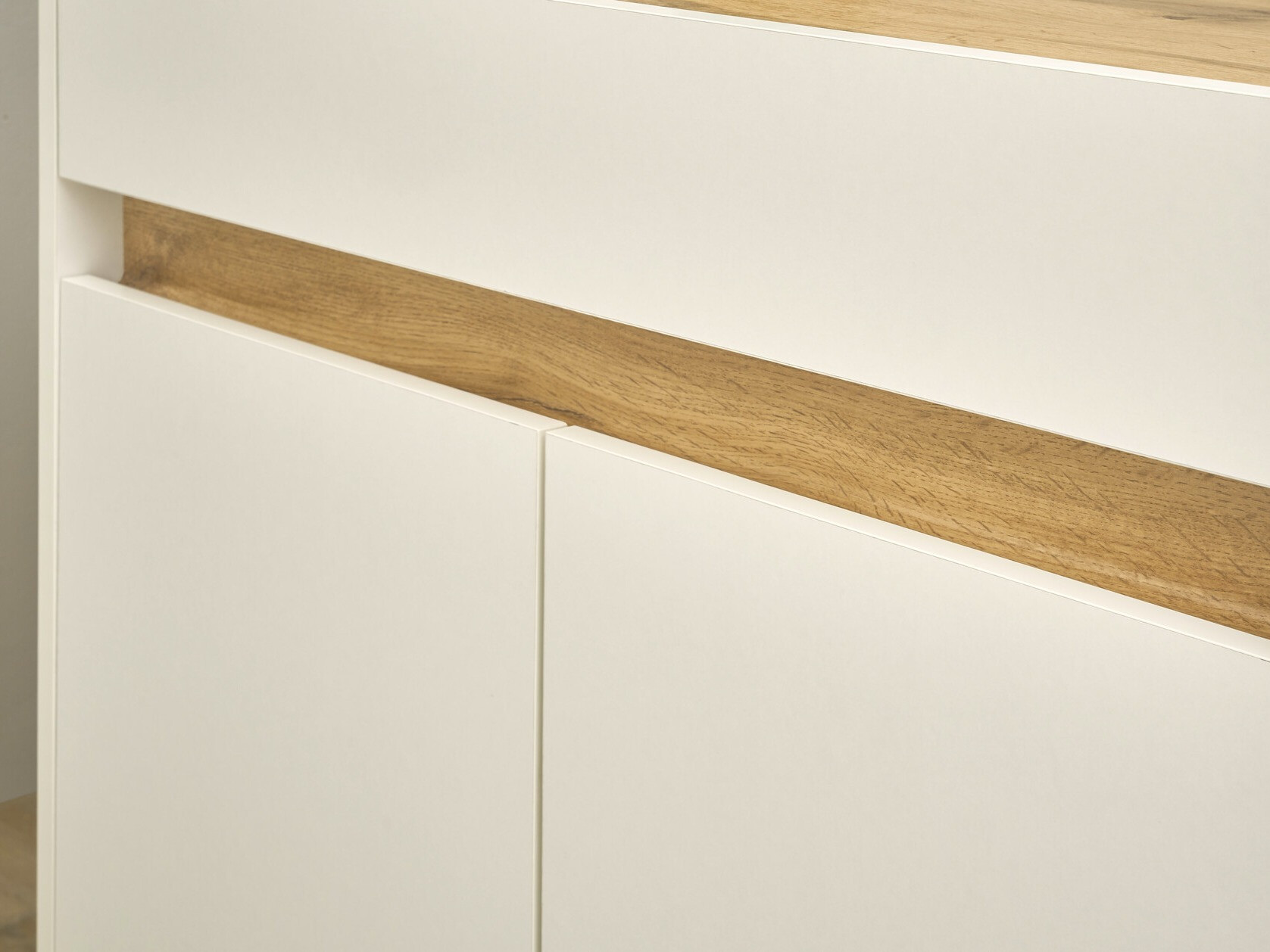 Kommode Elbsori 117 (Hvid + Wotan eg)