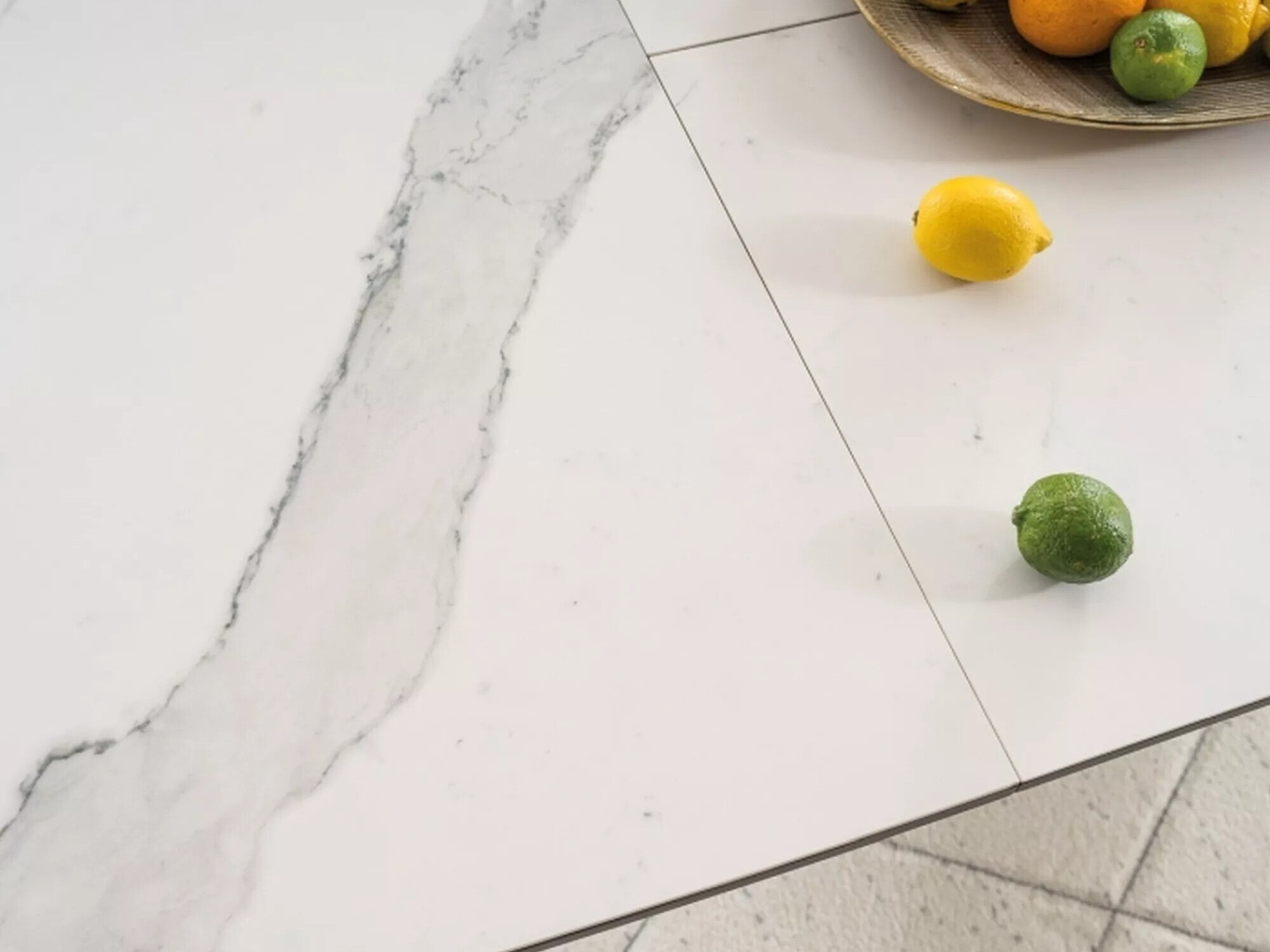 Bord Detroit 116 (Hvid marmor + Sort)